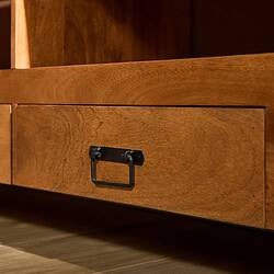 Natuurlijke houten lade met zwart metalen handvat, fokuspunt op vakmanschap en modern design van Mokana Meubelen.