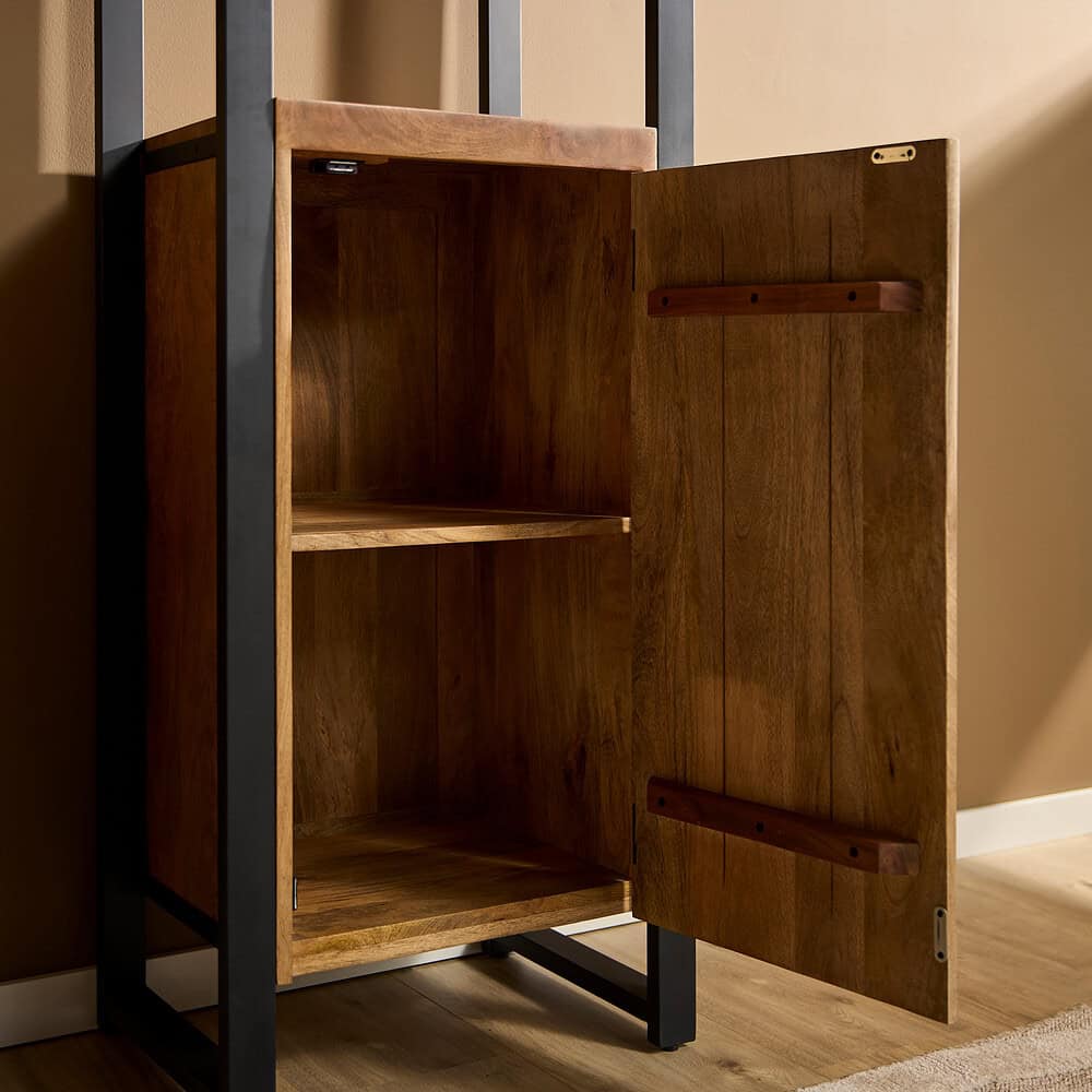 Massief houten kast met industriële zwart metalen frame, handgemaakte meubel van hoogwaardige materialen, perfect voor modern en sfeervol interieur, houten schuifdeur, op maat gemaakt, landelijke en Scandinavische stijl.