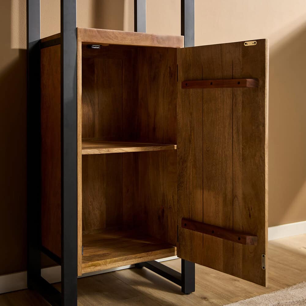 Houten wandkast met zwart metalen frame voor moderne meubels en opbergruimte, handgemaakt van massief hout. Perfect voor jouw interieur, robuust en stijlvol design.