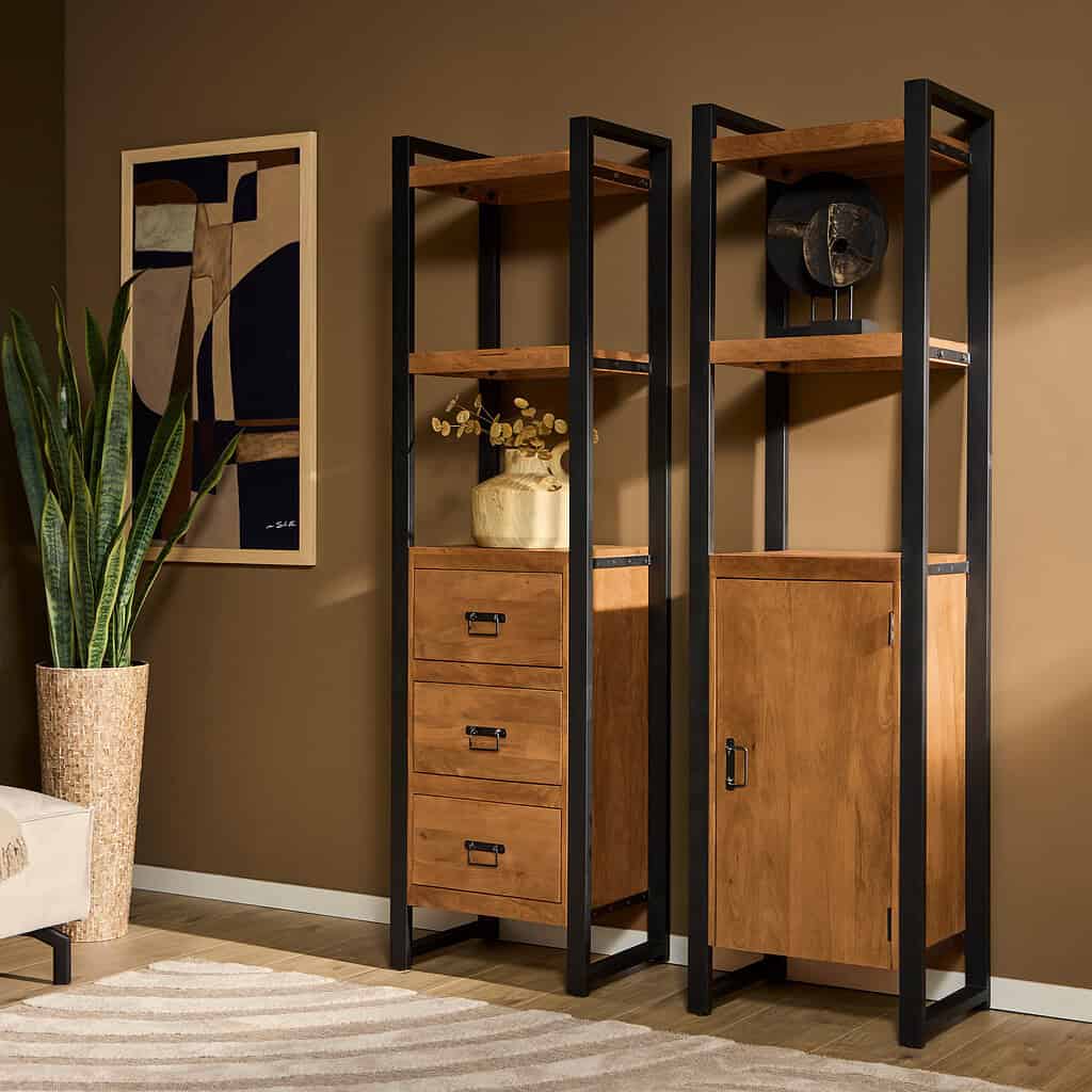 Modern industrieel houten en metalen vakkenkast met opbergmogelijkheden voor woonkamer of kantoor, gecombineerd met decoratieve accessoires voor een stijlvolle inrichting.