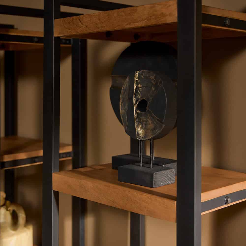 Elegant houten meubels met zwart metalen frame, moderne en industriële uitstraling, perfect voor een stijlvolle woonkamer of kantoor. Opbergmogelijkheden en uniek design.