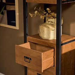 Elegante houten salontafelschrank met metalen frame en opberglade, Scandinavisch design, op maat gemaakt door Mokana Meubelen voor een moderne interieurstijl.