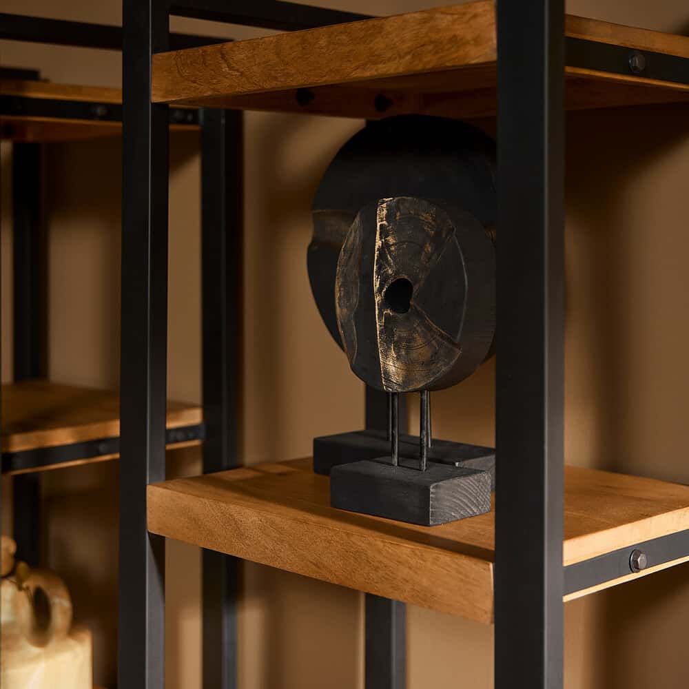 Zwart houten kunstwerk op houten en metalen boekenplank, modern decorstuk, stijlvolle woonaccessoire, Mokana Meubelen, uniek design voor een eigentijdse interieurstijl.