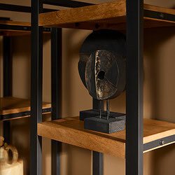 Zwart houten kunstwerk op houten en metalen boekenplank, modern decorstuk, stijlvolle woonaccessoire, Mokana Meubelen, uniek design voor een eigentijdse interieurstijl.