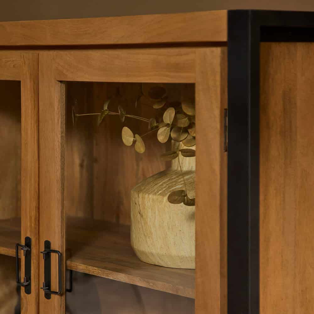 Elegante houten kast met metalen deurlijst en handvatten, ideale opberger voor woon- of eetkamer. Perfect voor het organiseren en tentoonstellen van decoratieve items of servies.