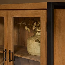 Elegante houten kast met metalen deurlijst en handvatten, ideale opberger voor woon- of eetkamer. Perfect voor het organiseren en tentoonstellen van decoratieve items of servies.