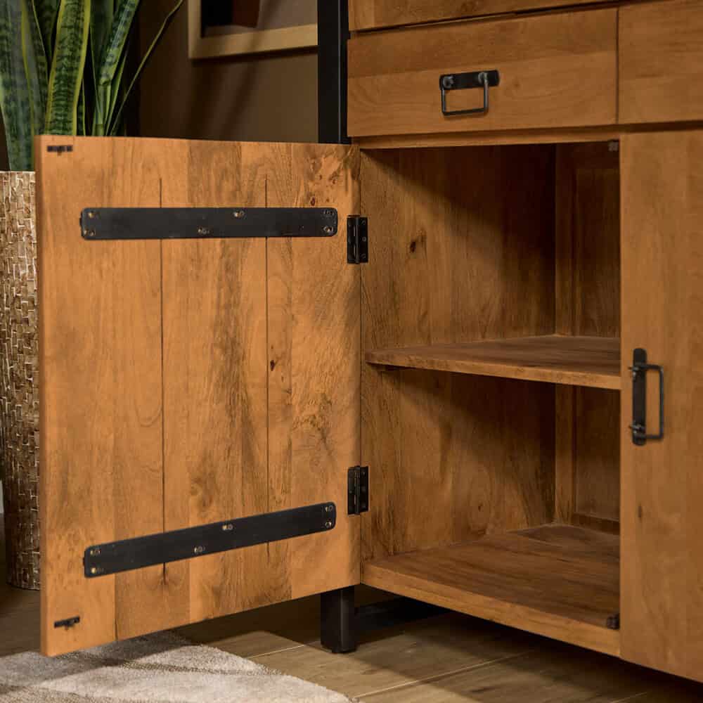 Robuuste houten kast met zwarte metalen scharnieren en handgrepen, perfect voor landelijke of moderne interieurstijl. Ideaal voor opbergen en organiseren in woonkamer, keuken of slaapkamer.