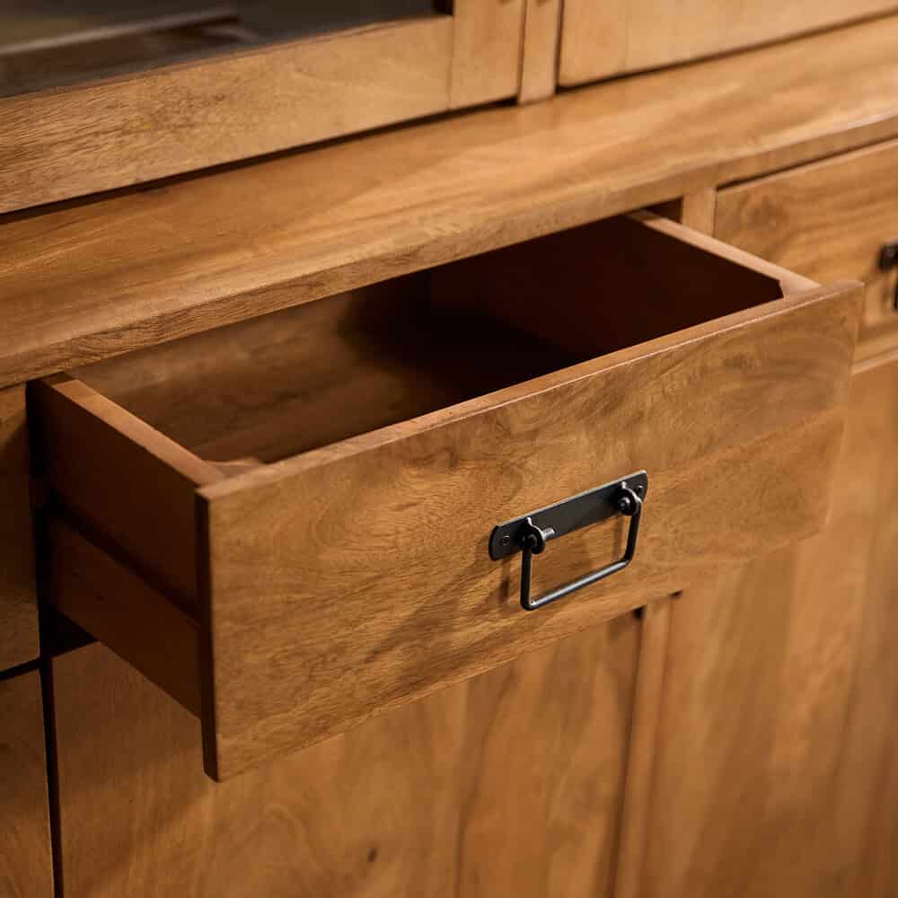 Houten buffetkast met open lade en metalen handgreep, ambachtelijk meubelstuk in warm natuurhout voor een klassieke of landelijke woonstijl.