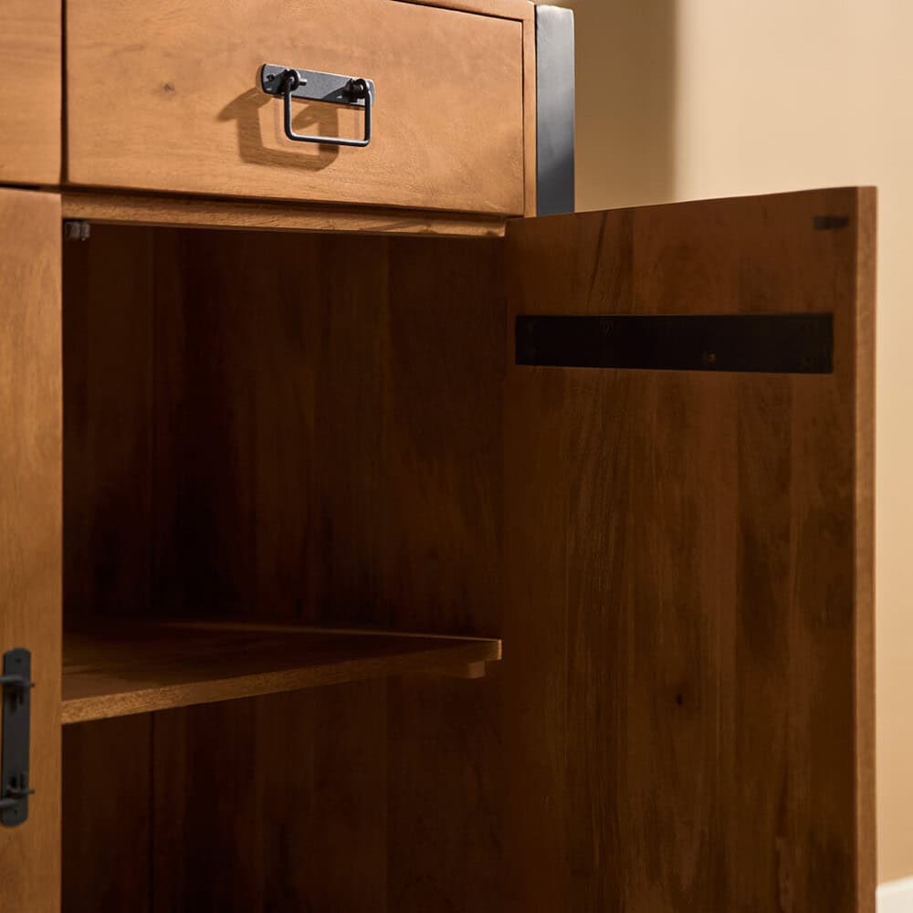 Stevige houten kast met inlegdetail en metalen handgrepen, perfect voor diverse interieurstijlen.