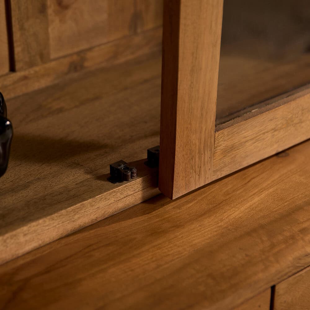 Massief houten meubel met donkere afwerking en details van hoge kwaliteit.