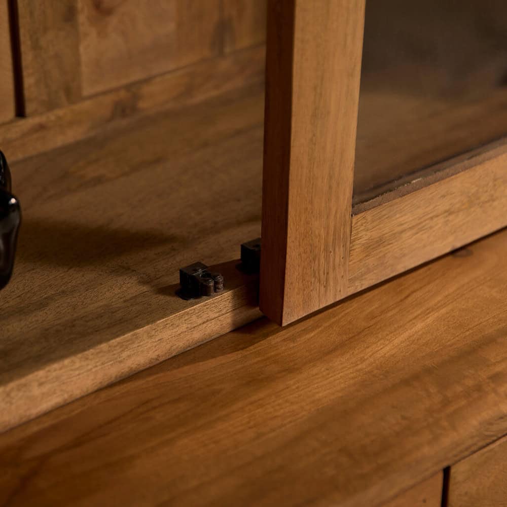 Robuuste houtenkast met duurzame afwerking, elegante uitstraling en verstelbare scharnieren voor optimale functionaliteit. Perfect voor een stijlvolle en praktische woon- of slaapkamerinrichting.