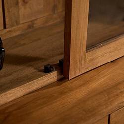 Massief houten meubel met donkere afwerking en details van hoge kwaliteit.