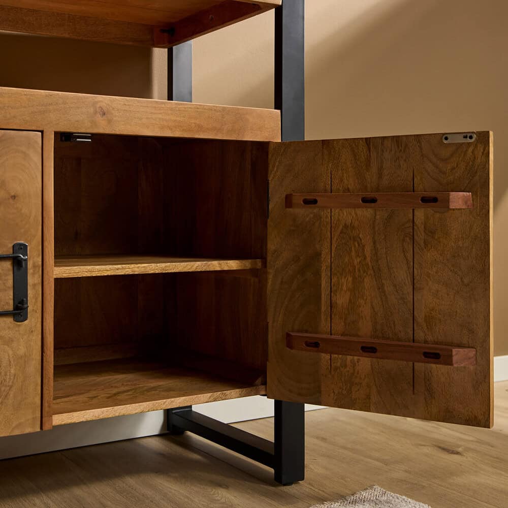 Ruime houten kast met vakken en handgrepen, perfect voor modern interieur. Gemaakt van hoogwaardig massief hout met strakke afwerking en zwart metalen frame voor stevigheid en stijl.