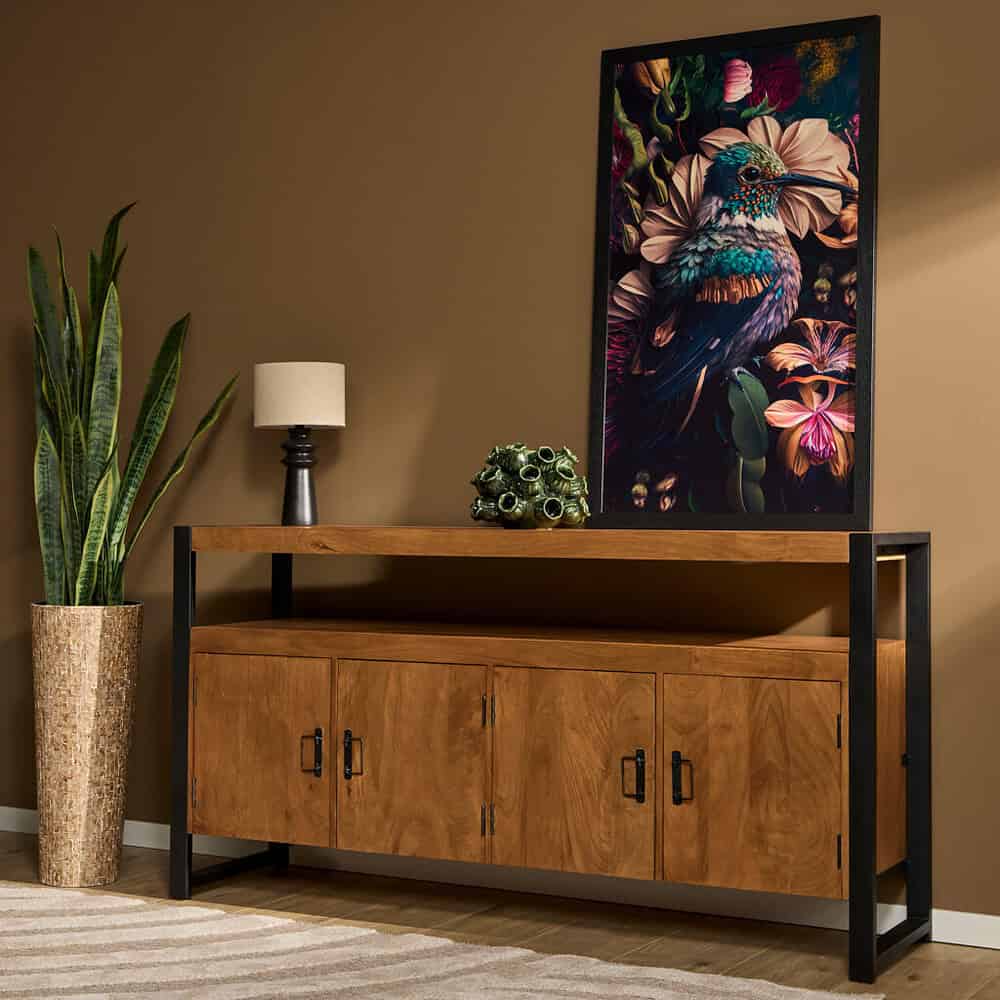 Houten dressoir met zwart metalen frame, decor met plant en muurkunst, ambachtelijk design, woonaccessoires.