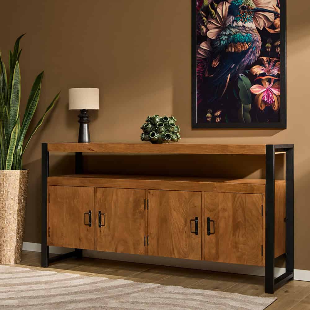 Robuuste houten dressoir met zwart metalen frame, ideaal voor moderne interieurs. Natuurlijk hout en functionele opbergruimte gecombineerd met stijlvolle details voor een warme sfeer.