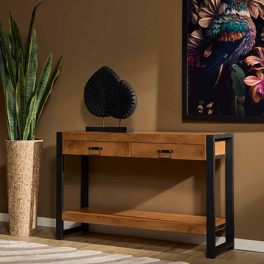 Donkere houten en zwart metalen console tafel met laden, modern design, ideaal voor entree of woonkamer, gecombineerd met kunst en planten.