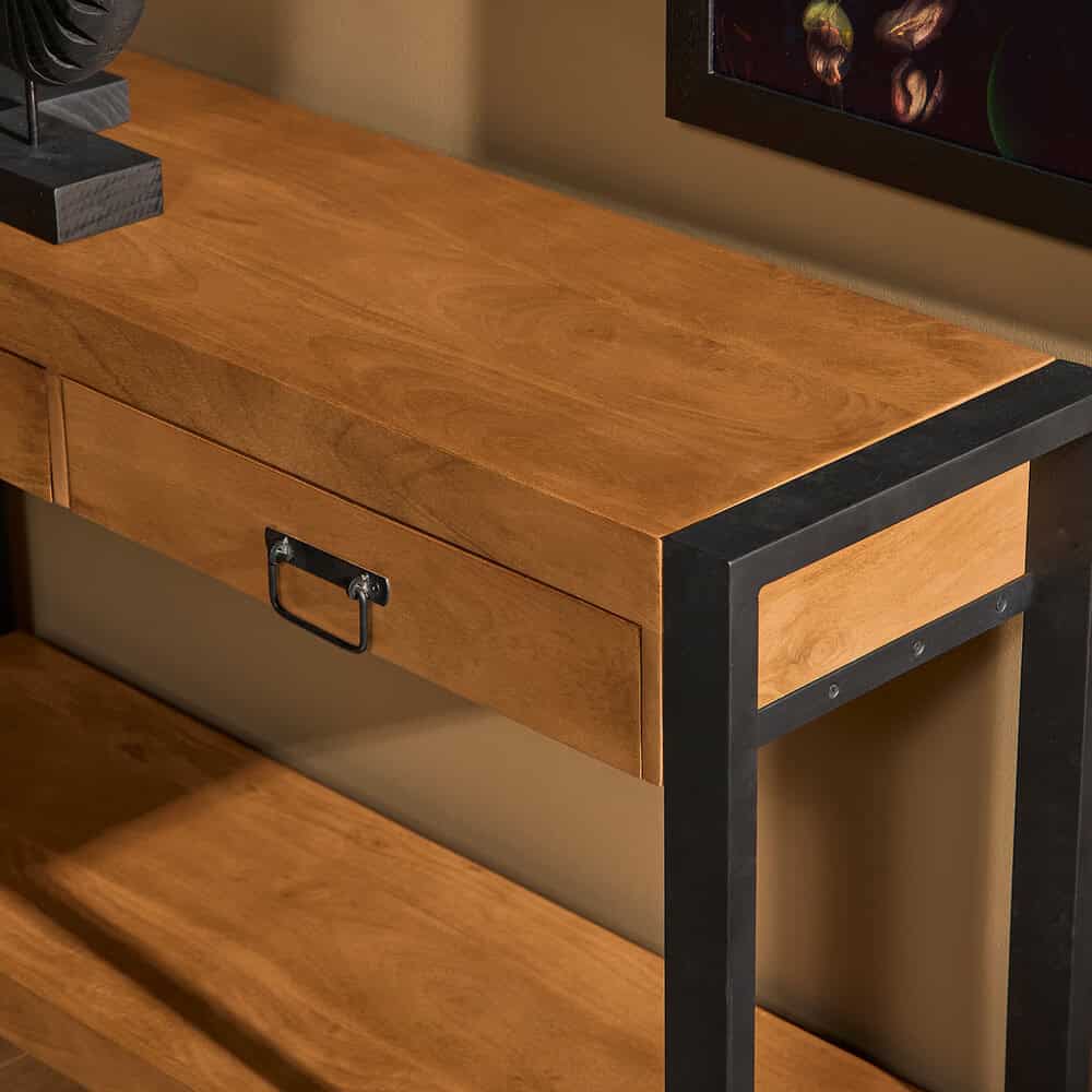 Hoogwaardige massief houten salontafel met zwart metalen frame en lade, modern industrieel design, handgemaakt in Nederland.