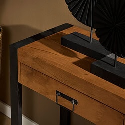 Geboektisch van massief hout met zwart metalen frame, elegant en duurzaam.