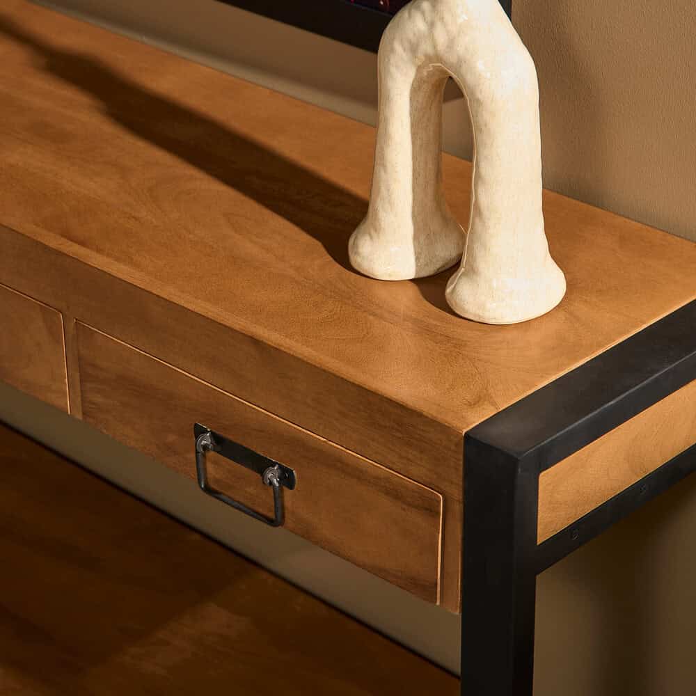 Hoogwaardige houten salontafel met zwart metalen frame en lade, modern design voor warme woonkamers.