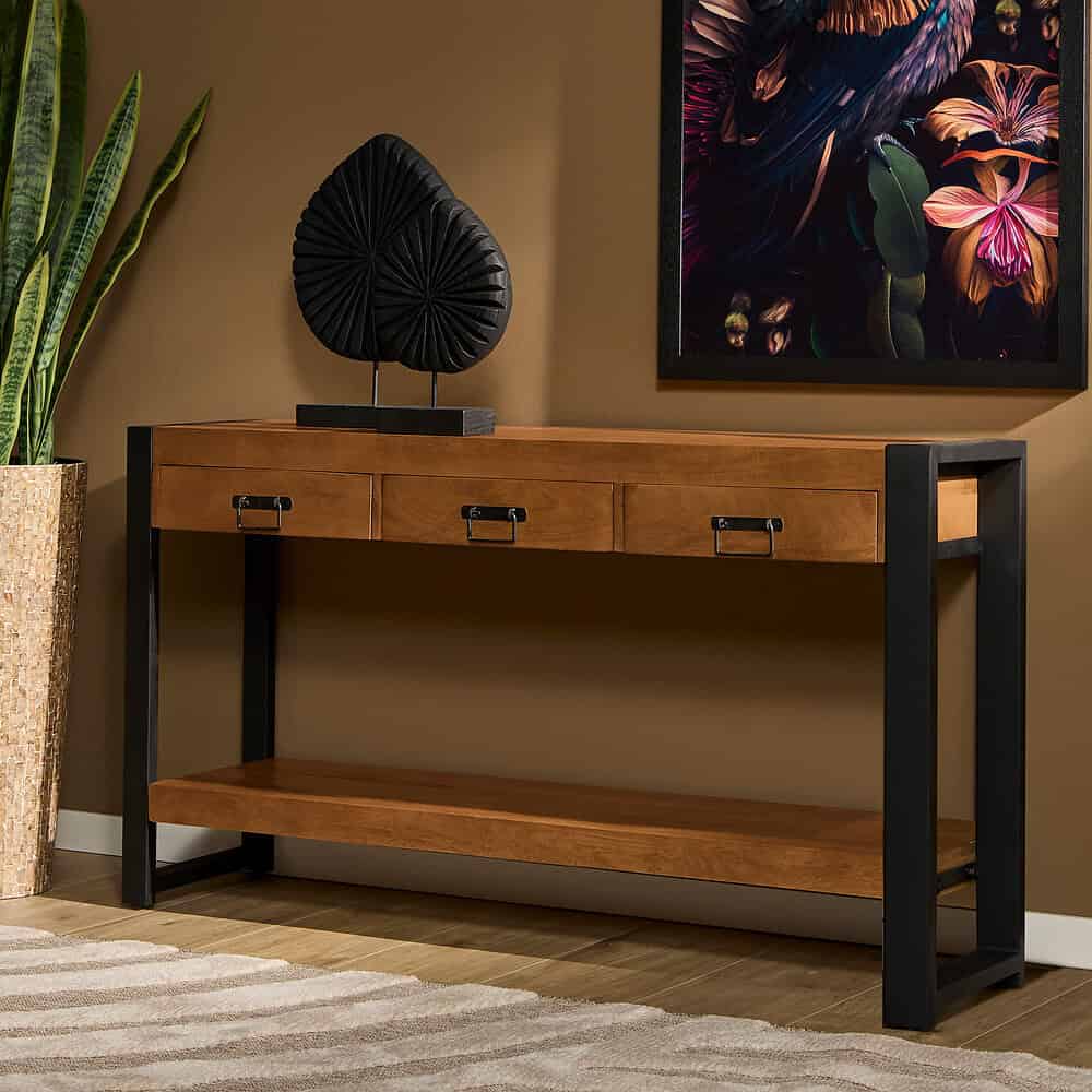 Geborstelde houten woonkamerconsole met zwart metalen frame, stijlvolle opbergmeubel van Mokana Meubelen in modern interieur.