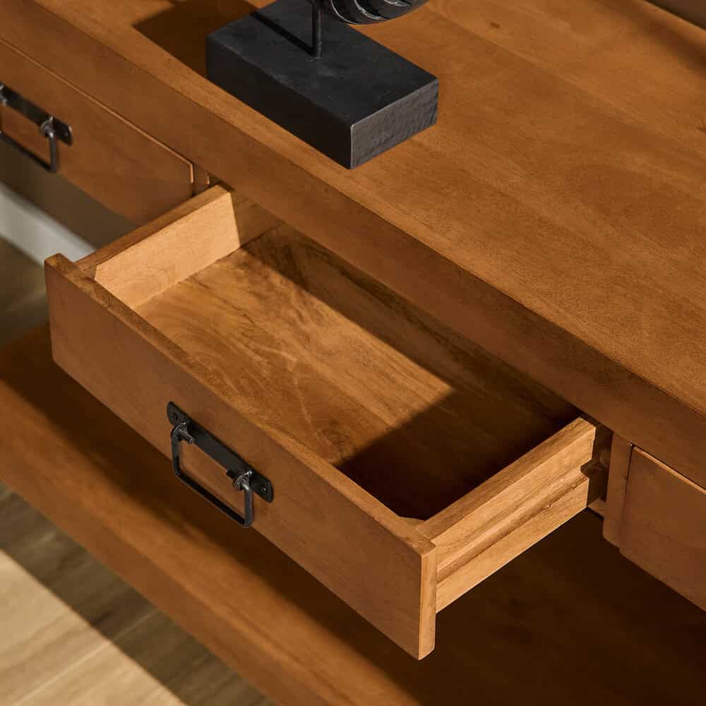 Rook houten ladekast met zwarte metalen handgreep, gedetailleerde close-up van de lades en natuurlijke houtnerf. Perfect voor modern interieur en opbergruimte.