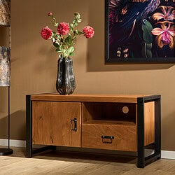 Elegante houten tv-meubel met zwart metalen frame, modern design, ideaal voor lounge of woonkamer, op maat gemaakt door Mokana Meubelen.