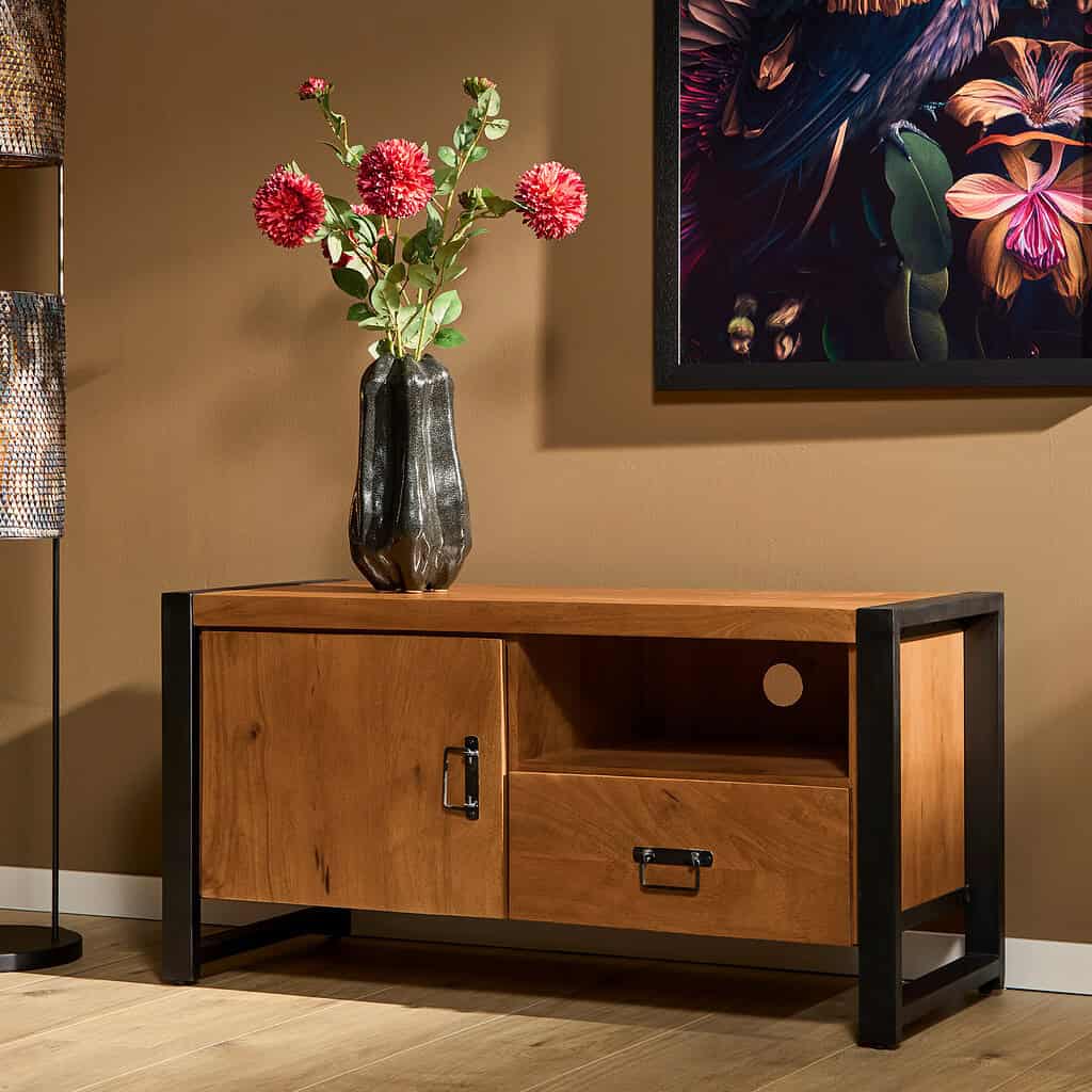 Verzamelkast van massief hout en staal met open vak en schuifdeuren, perfect voor moderne interieurdecoratie en opbergen.