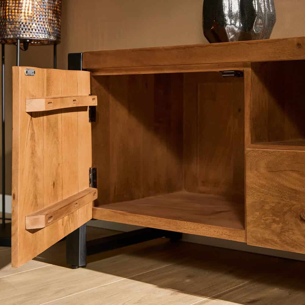 Houten kast met open deur en opbergruimte, modern ontwerp, natuurlijk houten afwerking, perfect voor woon- of slaapkamer, ambachtelijk meubel van Mokana Meubelen.