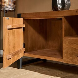 Houten kast met open deur en opbergruimte, modern ontwerp, natuurlijk houten afwerking, perfect voor woon- of slaapkamer, ambachtelijk meubel van Mokana Meubelen.