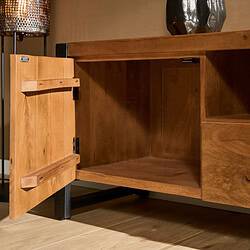 Elegante houten woonkamerkast met open vak en stevige deur voor stijlvolle opbergruimte. Gemaakt van massief hout met natuurlijke afwerking, perfect voor moderne interieurs.