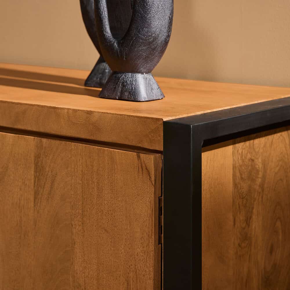 Strak houten meubel met zwart metalen frame, moderne design en ambachtelijke afwerking door Mokana Meubelen voor een stijlvolle interieurlook.