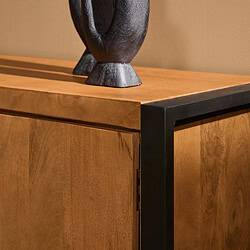 Robuuste houten kast met zwart metalen frame en modern design, perfecte aanvulling voor stijlvolle wooninterieurs.