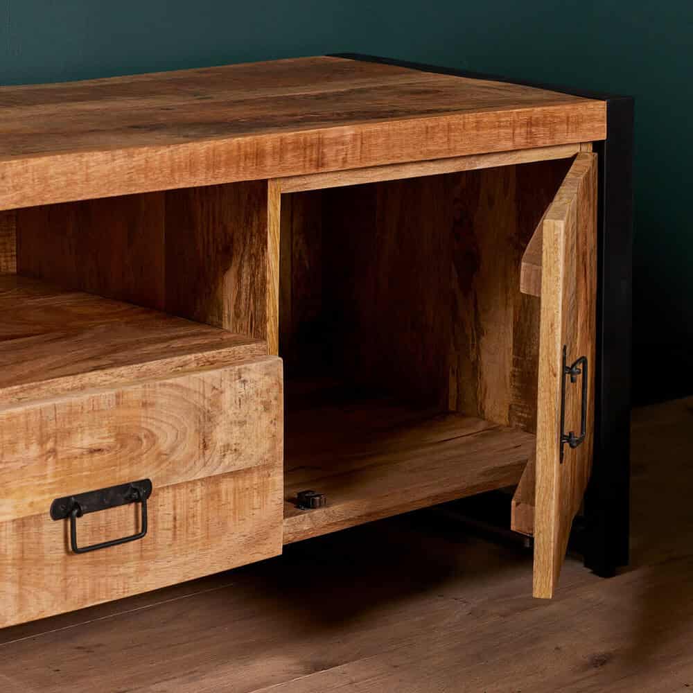Massief houten meubelstuk met industriële details en metalen handgrepen, perfect voor een moderne woonkamer of woonkamer. Gemaakt van duurzaam hout, flexibel inzetbaar als tv-meubel of opbergkast.