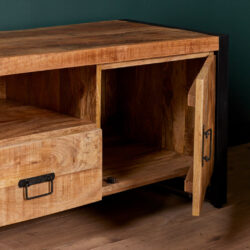 Massief houten meubelstuk met industriële details en metalen handgrepen, perfect voor een moderne woonkamer of woonkamer. Gemaakt van duurzaam hout, flexibel inzetbaar als tv-meubel of opbergkast.