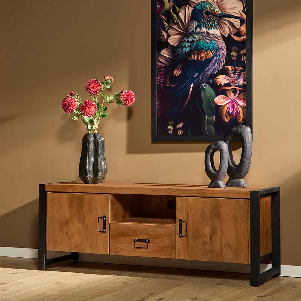 Elegante houten dressoir met zwart metalen frame, perfect voor moderne woonkamers en opslagsystemen.