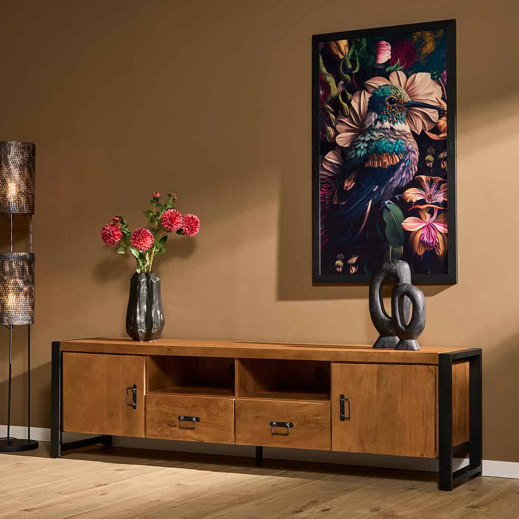 Hoogwaardige houten salontafel met zwart metalen frame, modern en strak design, geschikt voor woonkamer, gecombineerd met bloemvazen en kunstwerk voor een stijlvolle inrichting.