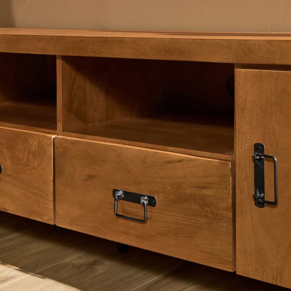 Strak houten dressoir met metalen handgrepen, modern en functioneel meubelstuk voor woonkamer of eetkamer. Kwaliteit meubelen van Mokana Meubelen, mogelijk op maat gemaakt.