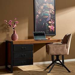 Efficiënt bureau met houten blad en zwarte lade, gecombineerd met comfortabele beige bureaustoel voor thuiswerkplezier. Mooie muurdecoratie en decoratieve vaas met bloemen voor een stijlvolle werkplek.