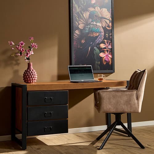 Efficiënt bureau met houten blad en zwarte lade, gecombineerd met comfortabele beige bureaustoel voor thuiswerkplezier. Mooie muurdecoratie en decoratieve vaas met bloemen voor een stijlvolle werkplek.