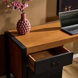 Robuuste houten bureau met zwart metalen accenten en ruime lade, perfect voor studeer- of thuiskantoor. Mooie combinatie van natuurlijke houtnatuur en industriële stijl, exclusief bij Mokana Meubelen.
