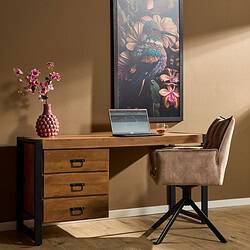 Robuuste houten bureau met zwarte metalen frame, stijlvolle pink glazen vaas met bloemen en een comfortabele beige bureaustoel op wieltjes, perfect voor een modern kantoor of thuiskantoor.