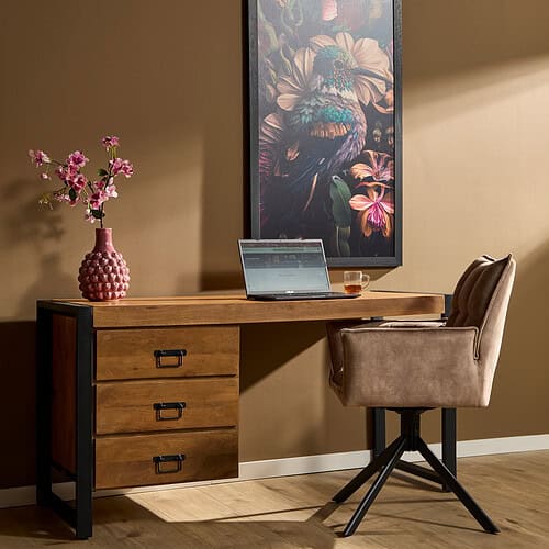 Robuuste houten bureau met zwarte metalen frame, stijlvolle pink glazen vaas met bloemen en een comfortabele beige bureaustoel op wieltjes, perfect voor een modern kantoor of thuiskantoor.