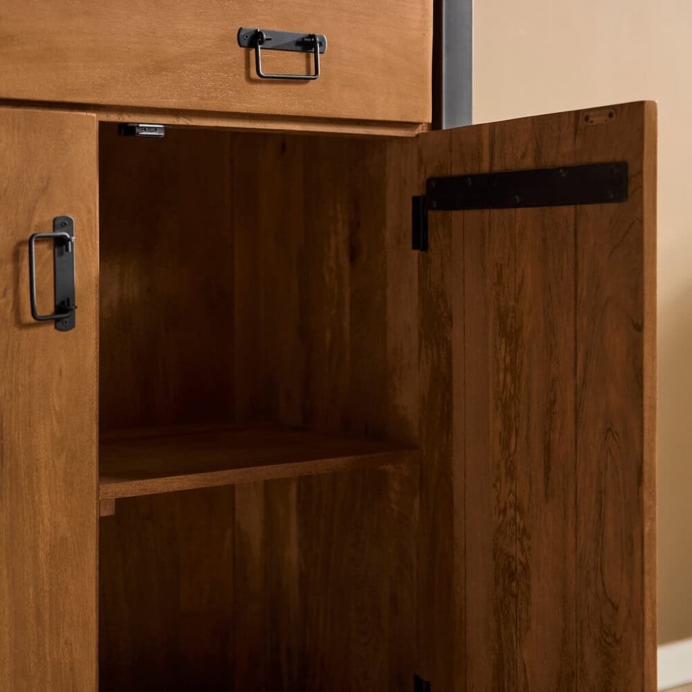Elegante houten kast met zwarte metalen handgrepen en scharnieren, ideaal voor opslag en decoratie in huis of kantoor. Perfect voor een landelijke of moderne interieurstijl.