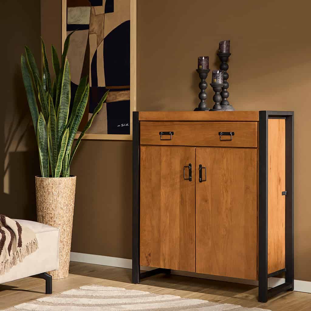 Schrkast van massief hout met metalen frame, industrieel design, perfect voor woonkamer of hal. Voldoende opbergruimte, stijlvolle combinatie van hout en zwart staal, modern en functioneel.