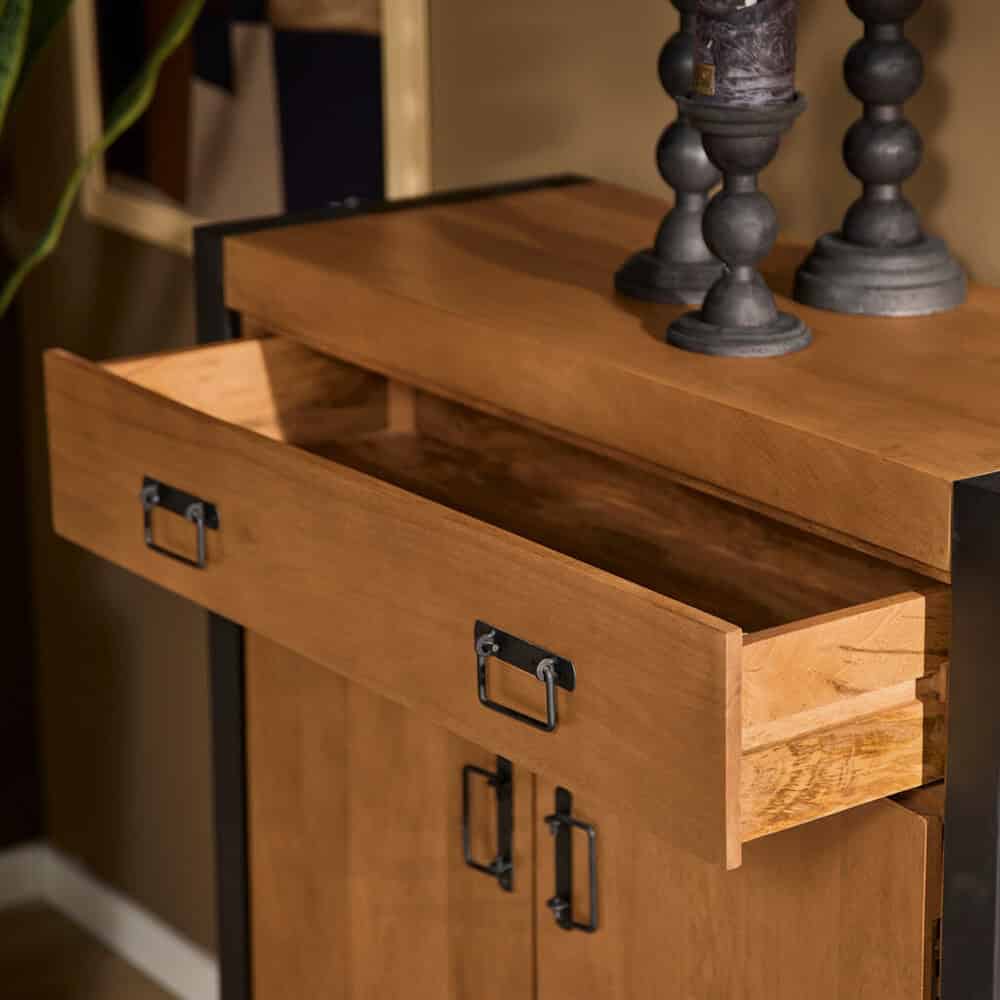 Elegante houten sideboard met opbergkast en lades, gemaakt van massief hout, perfect voor modern interieur en industrieel design.
