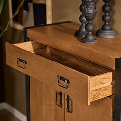 Elegante houten sideboard met opbergkast en lades, gemaakt van massief hout, perfect voor modern interieur en industrieel design.