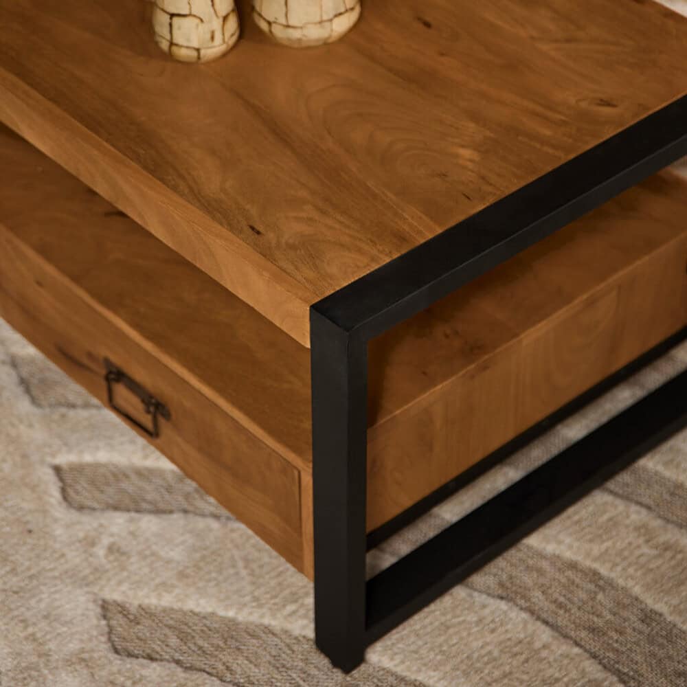 Elegante houten salontafel met zwart metalen frame, modern design, robuuste uitstraling, perfecte aanvulling voor woonkamer, maatwerk meubel, luxe afwerking, natuurlijke houtstijlen, sfeerverbeterend.