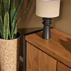 Elegante houten interieurmeubel met stijlvolle zwarte lamp en groene planten, perfect voor een modern en warm woonkamer of slaapkamer.