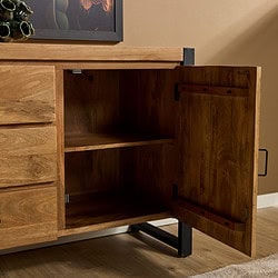 Massief houten dressoir van Mokana Meubelen met open kast en black metal accenten, perfect voor een warme en stijlvolle inrichting.