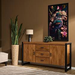 Een elegante houten dressoir met zwart metalen frame, gecombineerd met een royale kamerplant, tafelwaar, en een kleurrijk vogelkunstwerk, perfect voor een stijlvolle woonkamer.